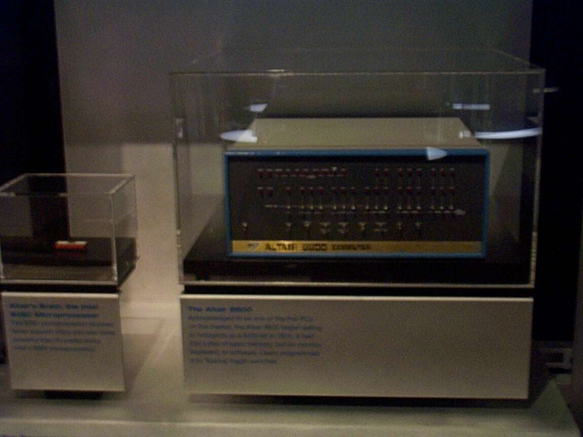 The first microcomputer, the Altair 8800, and on the left the used 8080 CPU.